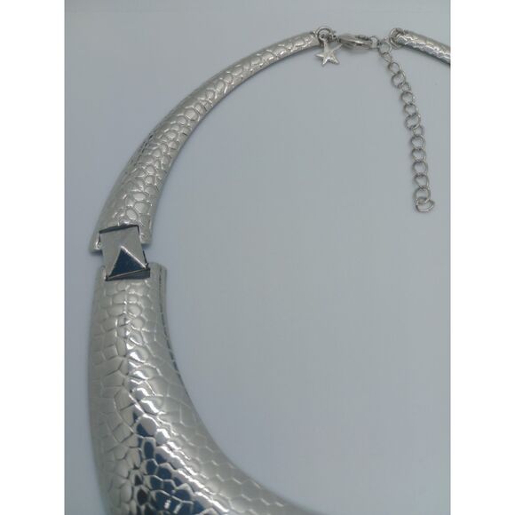 Signed MG Textured Animal Print Silver Tone 16-19" Hinge Bib Statement Necklace - Picture 9 of 10